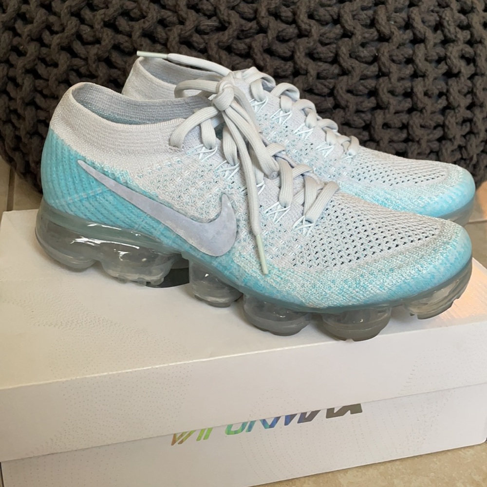 Nike women’s Air Vapormax Lifestyle Shoe 7.5